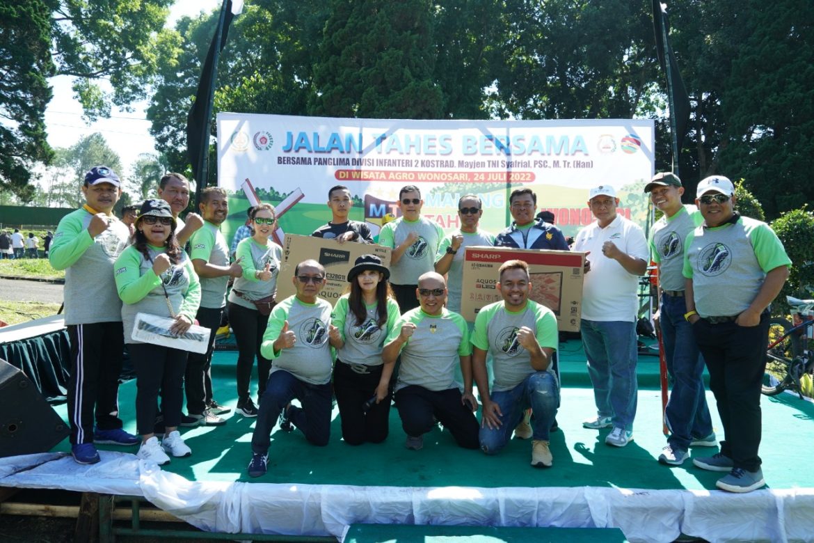 JAGA KEBUGARAN TUBUH, PANGDIVIF 2 KOSTRAD MELAKSANAKAN JALAN SEHAT