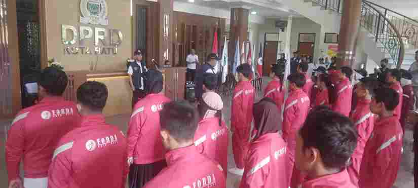 KETUA DPRD BATU MELEPAS KONTINGEN KORMI BATU IKUT FORDA I JATIM.