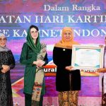 SITI YULAIKAH ASAL SIDOMULYO BATU PENERIMA PENGHARGAAN PEREMPUAN BERJASA & BERPRESTASI DI JAWA TIMUR