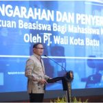 Pj. Walikota Batu Serahkan Bantuan Beasiswa kepada Mahasiswa