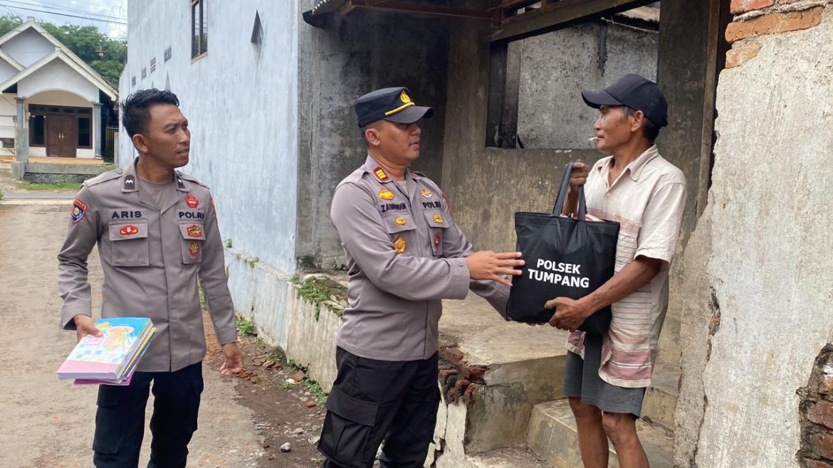 Polsek Tumpang Salurkan Bantuan Sembako Kepada Warga Korban Kebakaran