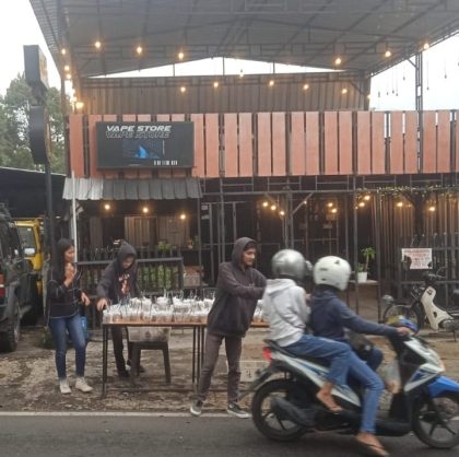 Komunitas Seduluran Sak Lawase Batu Bagi Takjil Gratis di Hari ke-3 Ramadhan