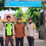 Polsek Tumpang Berikan Rompi Kepada Satpam SD Negeri 1 Tumpang