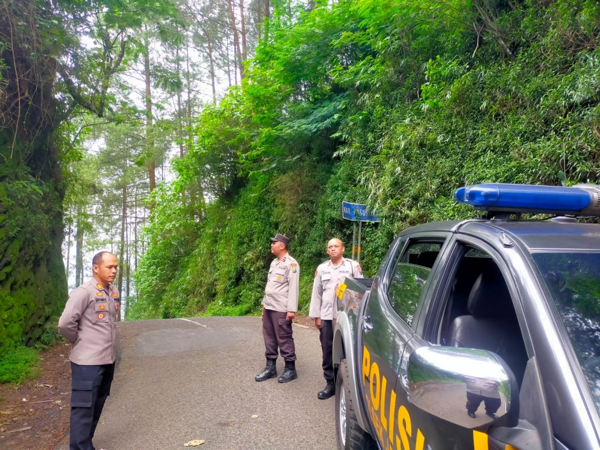Kapolsek Jabung Pimpin Langsung Patroli Perbatasan Sekaligus Antisipasi Bencana Alam Saat Musim Hujan
