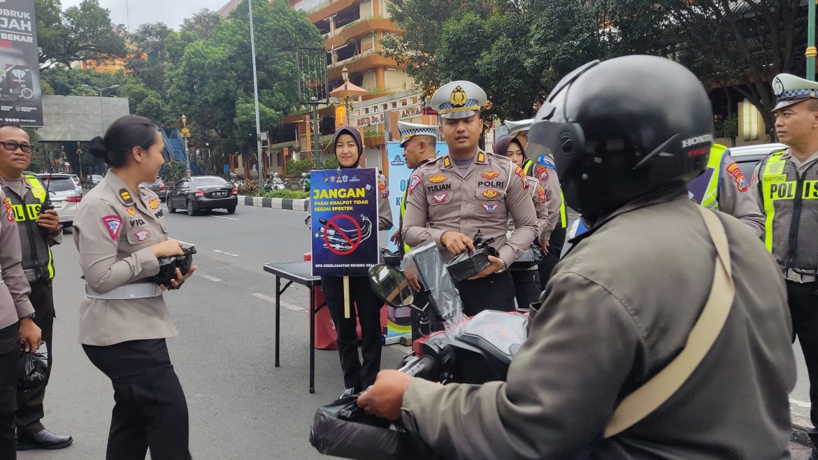 Ops Keselamatan Semeru 2024 di Bulan Ramadhan Polresta Malang Kota Berbagi Takjil Ajak Pengendara Tertib Lalin