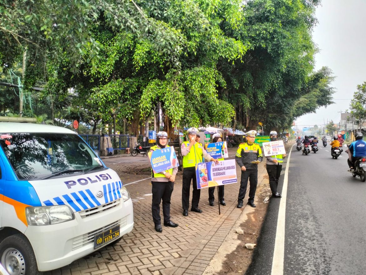 Sosialisasi Keselamatan Berlalu Lintas, Satlantas Polres Malang Sebarkan 5000 Stiker