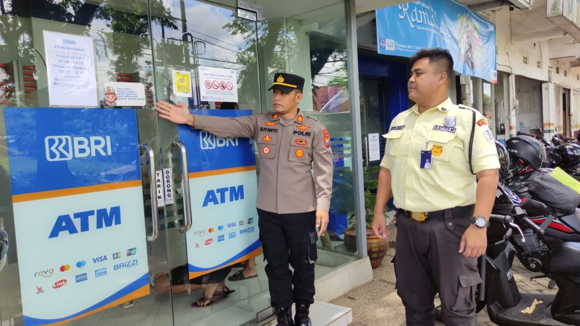 Kapolsek Jabung bersama Anggota Lakukan Sosialisasi dan Pemasangan Stiker Operasi Keselamatan