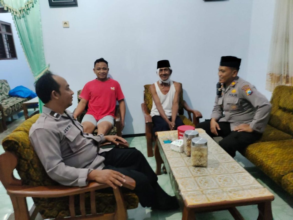 Polisi Sambangi Korban Laka Lantas Viral di Malang