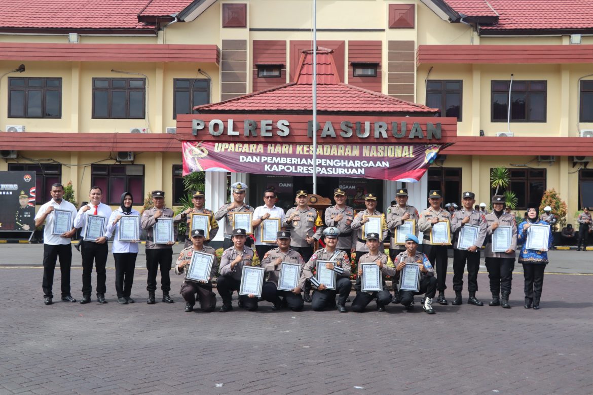 Pimpin Upacara Hari Kesadaran Nasional, Kapolres Pasuruan Beri Penghargaan Anggota Berprestasi