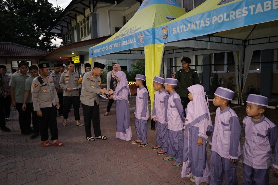 Safari Ramadhan ke Jajaran, Kapolrestabes Surabaya Beri Taliasih untuk Anak Yatim
