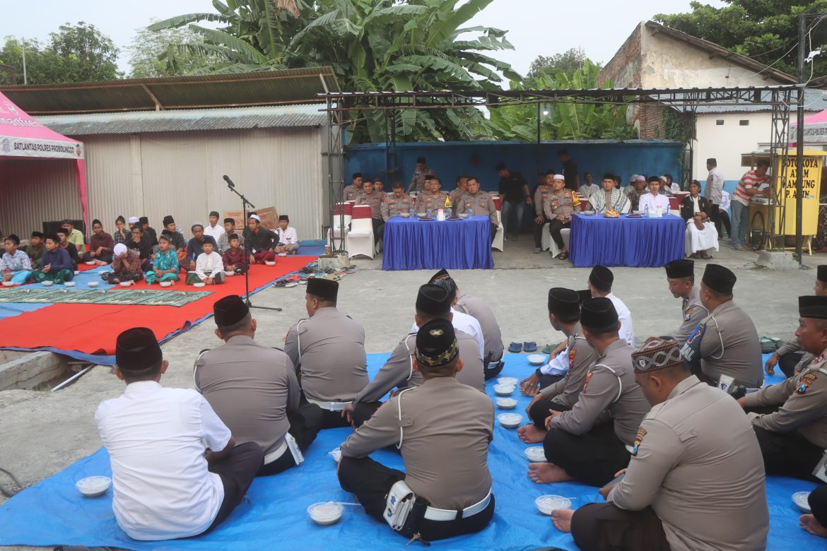 Kapolres Probolinggo Berikan Santunan Anak Yatim saat Resmikan Musholla Al-Kautsar