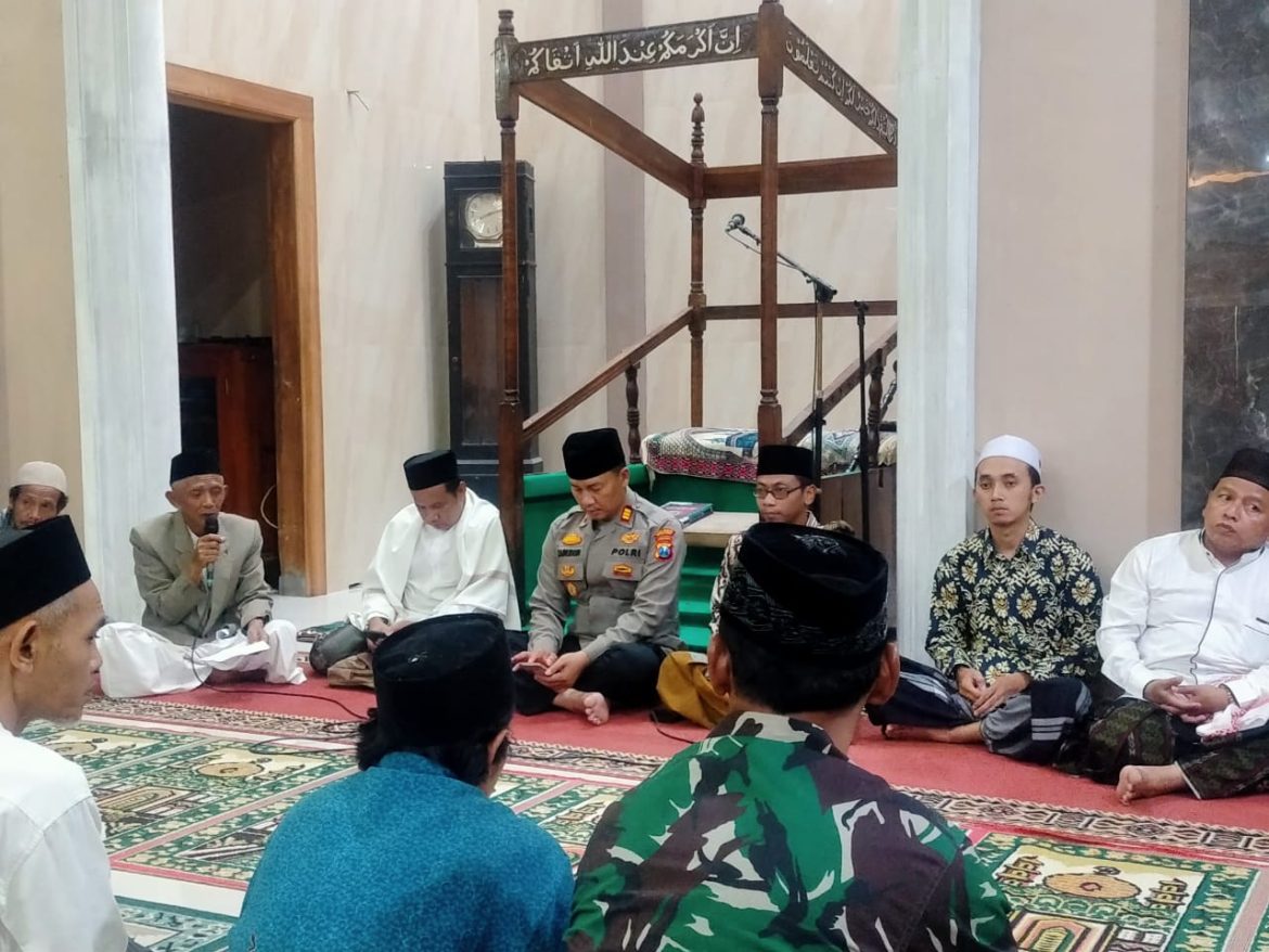 Jumat Curhat di Bulan Ramadhan Kapolsek Tumpang Ajak Warga Jaga Kamtibmas