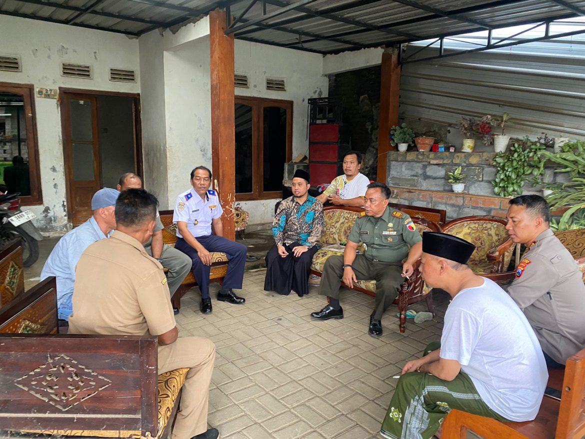 Kapolsek Tumpang Merespon Langsung Saran dan Keluhan masyarakat Melalui Jumat Curhat