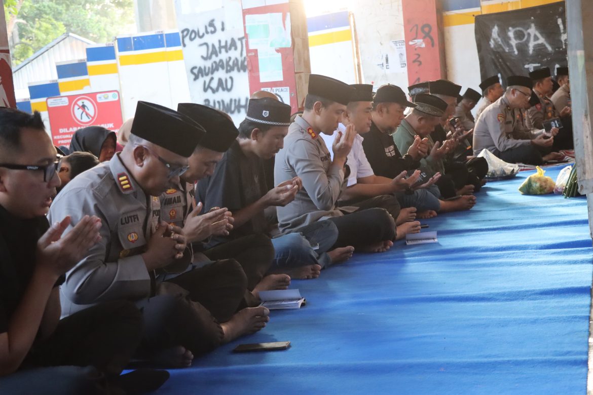 Polres Malang dan Keluarga Korban Gelar Doa Bersama di Pintu 13 Stadion Kanjuruhan