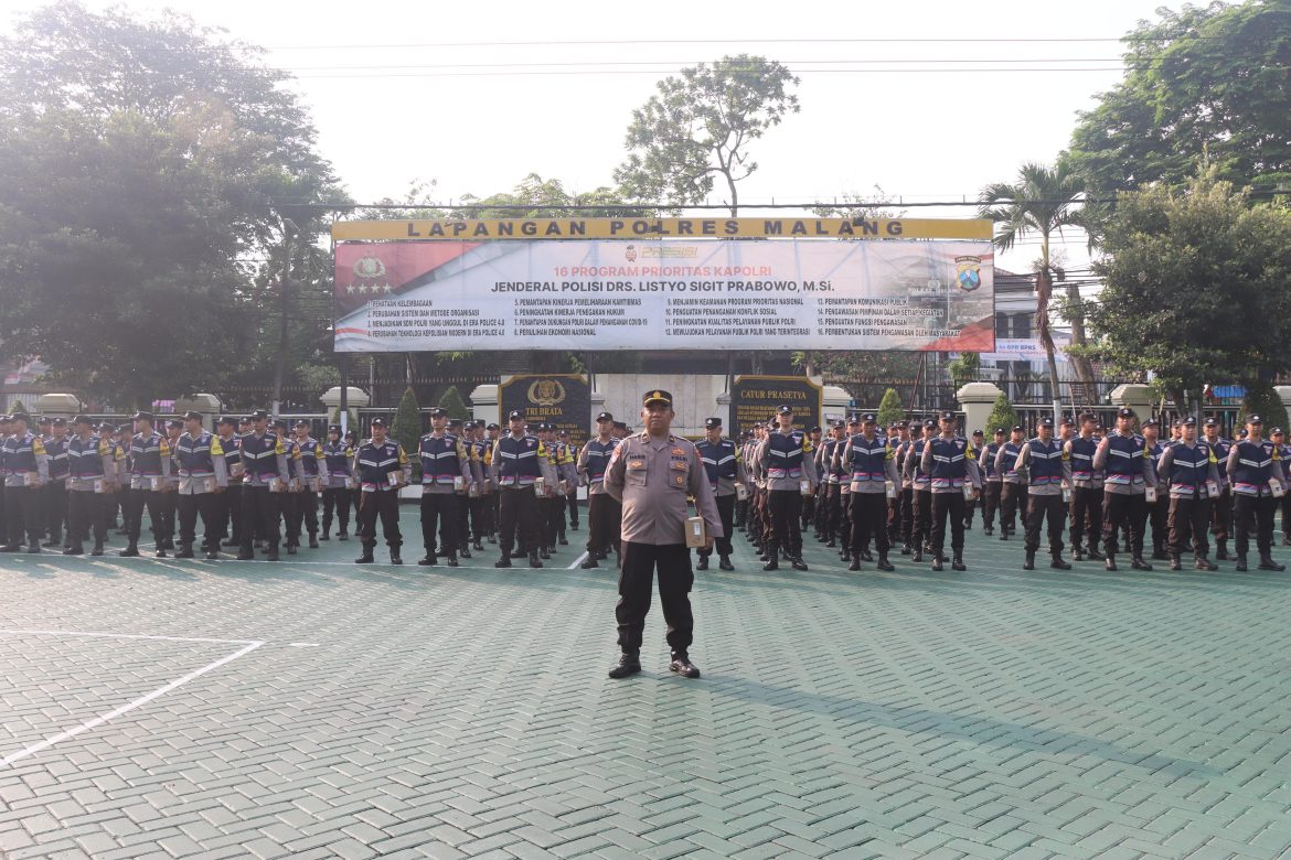Polres Malang Distribusikan 123 Unit HP Motorola LEX 11 kepada Bhabinkamtibmas