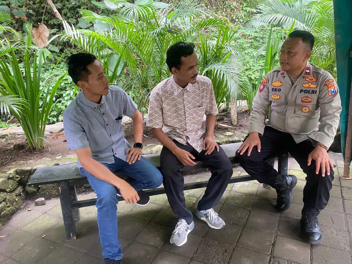 Personel Polsek Tumpang Jalin Silaturahmi dan Penggalangan Terhadap Aremania di Kecamatan Tumpang