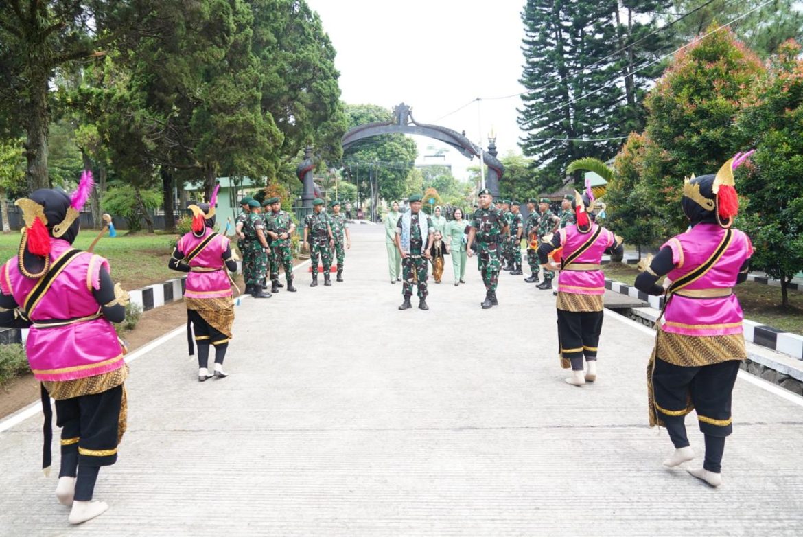 Pangdivif 2 Kostrad Laksanakan Kunjungan Kerja ke Brigif 6/Tri Shakti Balajaya
