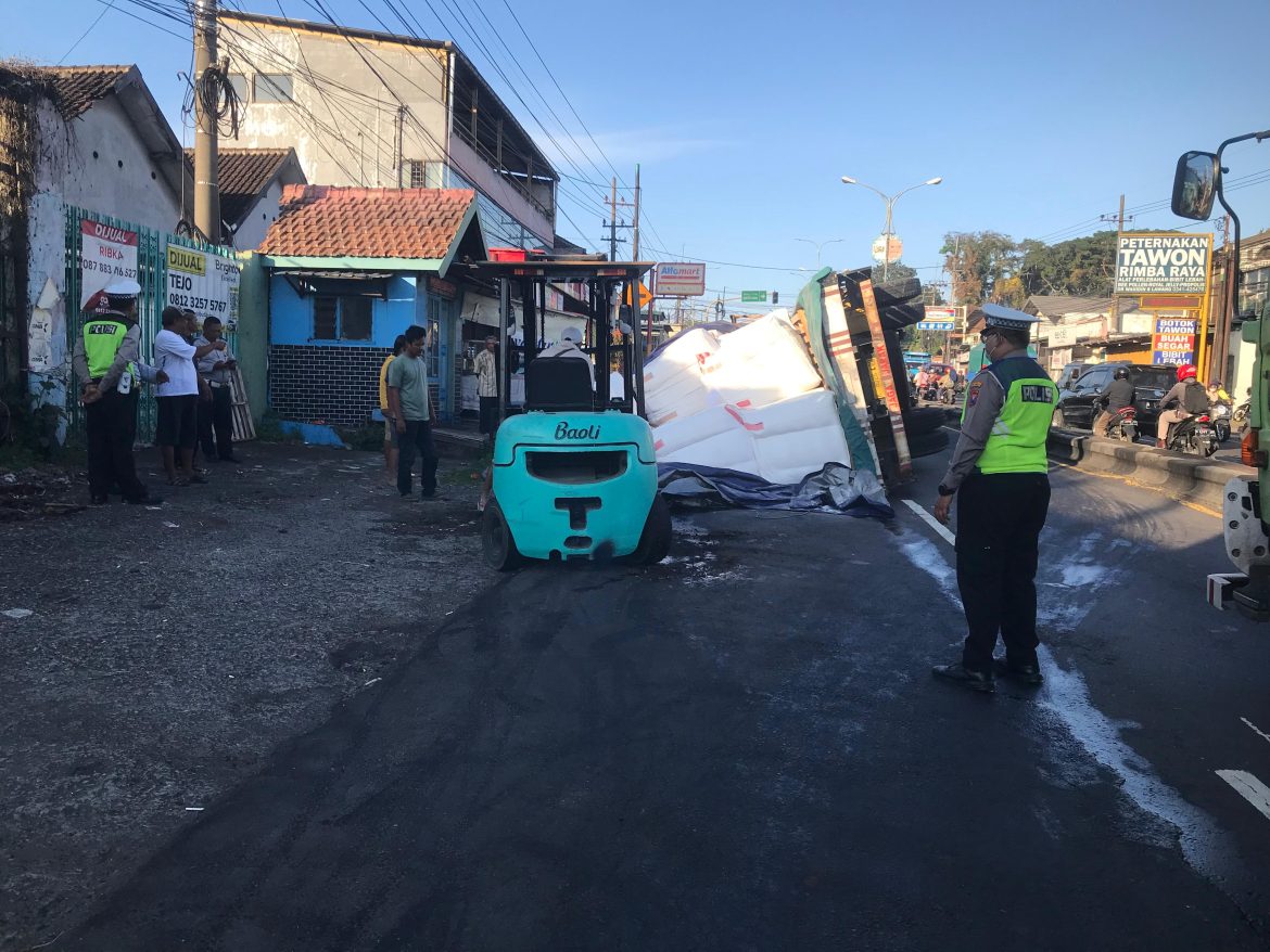 Polisi Gerak Cepat Amankan TKP Truk Terguling di Lawang