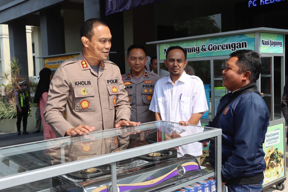 Polres Malang Gandeng PG Kebonagung Salurkan Bantuan Modal dan Peralatan Usaha kepada Keluarga Tragedi Kanjuruhan