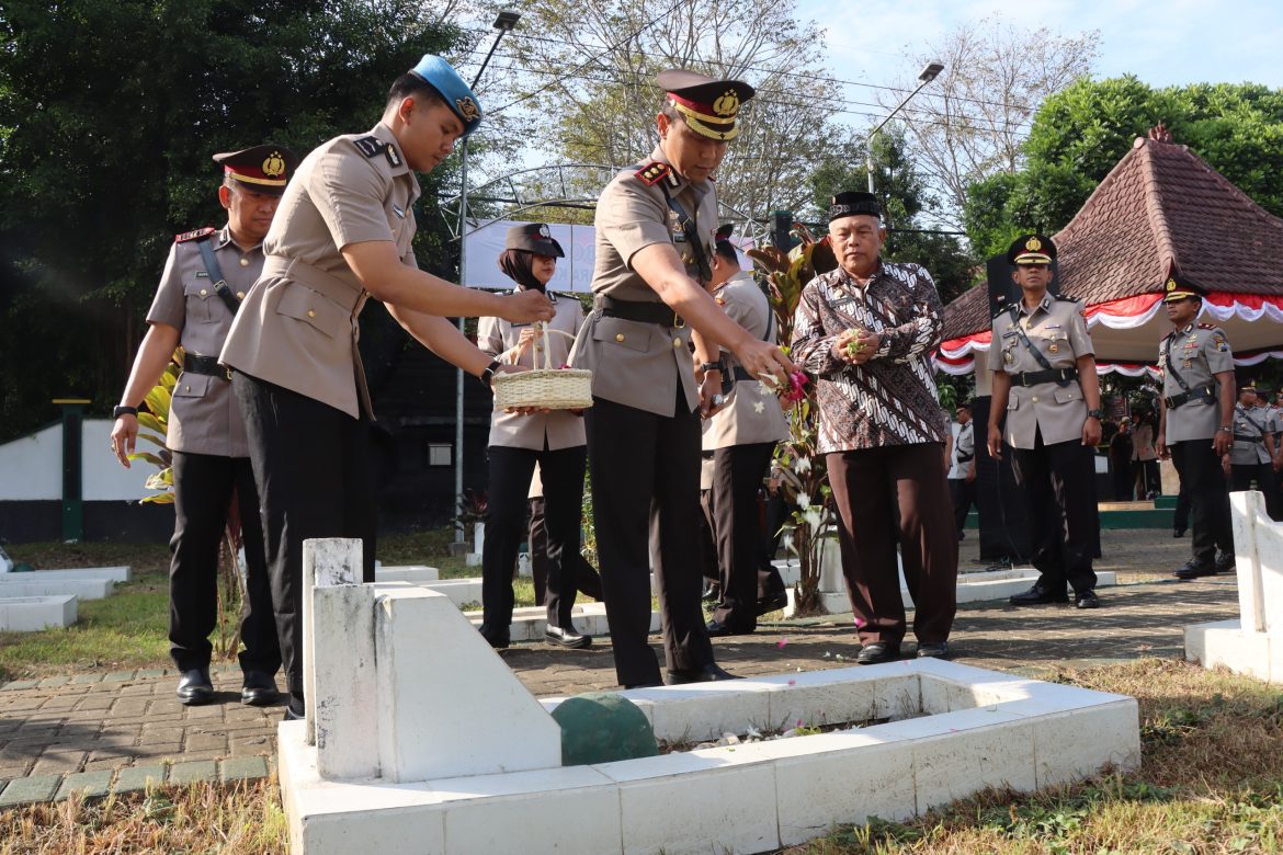 Sambut Hari Bhayangkara ke-78 Kapolres Malang Pimpin Ziarah ke TMP Prayuda Nirwana