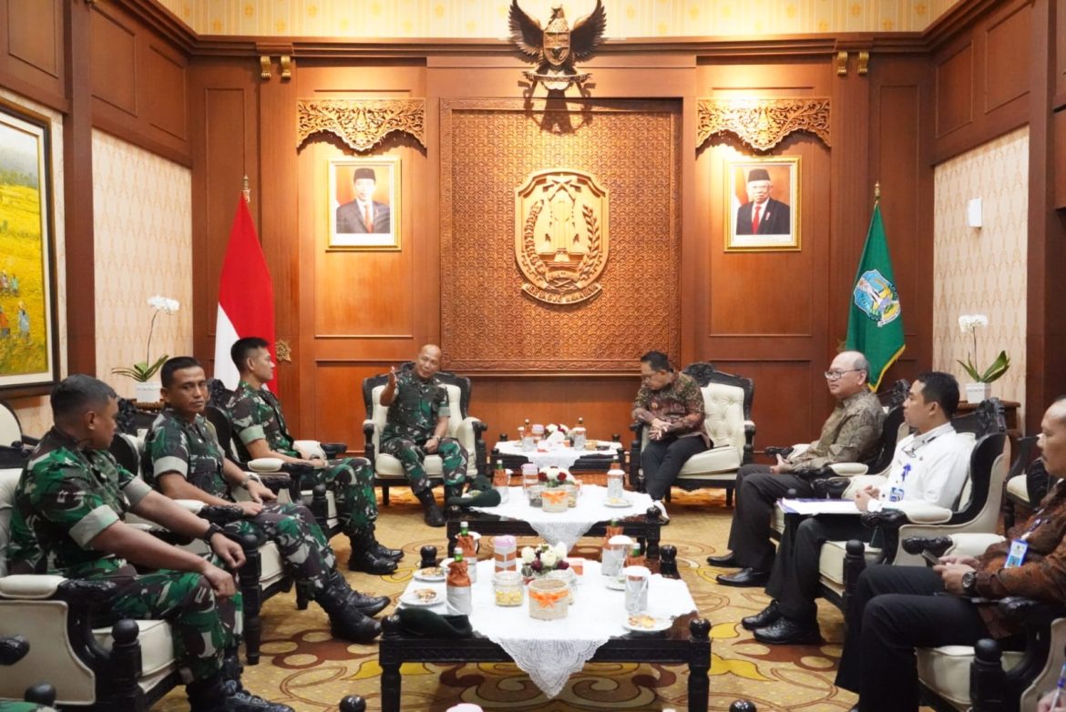 Perkuat Sinergitas, Pangdivif 2 Kostrad Audiensi Ke Pangdam V/Brw Dan Gubernur Jatim