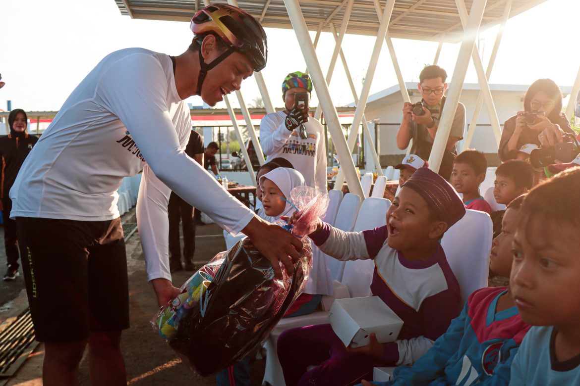 Polres Malang Gelar Bakti Sosial Sambut Hari Bhayangkara ke-78 Ratusan Siswa SD Terima Paket Alat Sekolah