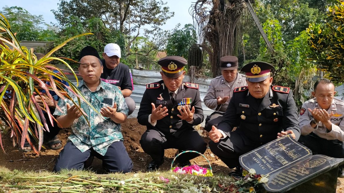 Polsek Pagak Gelar Ziarah ke Makam Korban Tragedi Kanjuruhan dalam Rangka Peringati HUT Bhayangkara Ke 78 Tahun