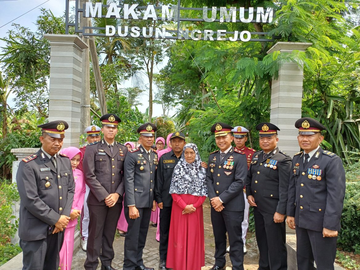 Peringati Hari Bhayangkara ke-78 Polres Malang Ziarah Serentak ke Makam Korban Tragedi Kanjuruhan