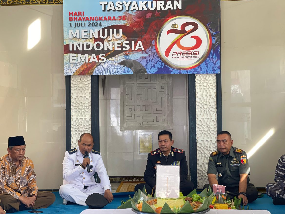 Danramil Sumbermanjing Wetan bersama Anggota berikan Kejutan HUT Bhayangkara ke-78 di Mapolsek Sumbermanjing Wetan