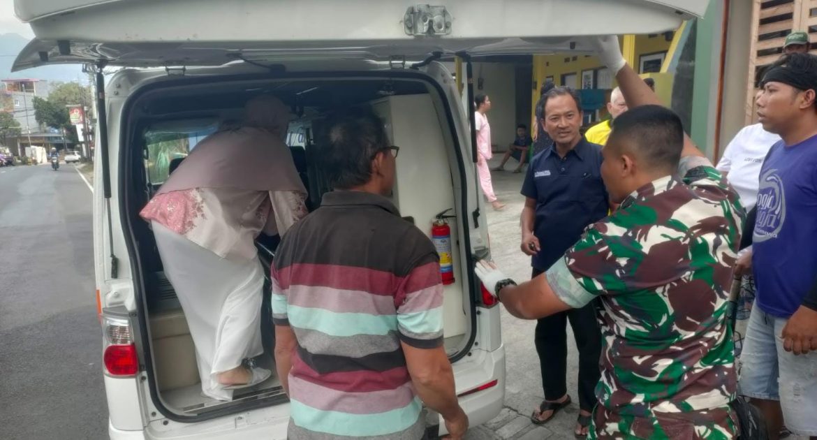 Warga Hentikan Ambulance Klinik Satuan Yonkes 2/ Yudha Bhakti Husada Yang Sedang Melintas