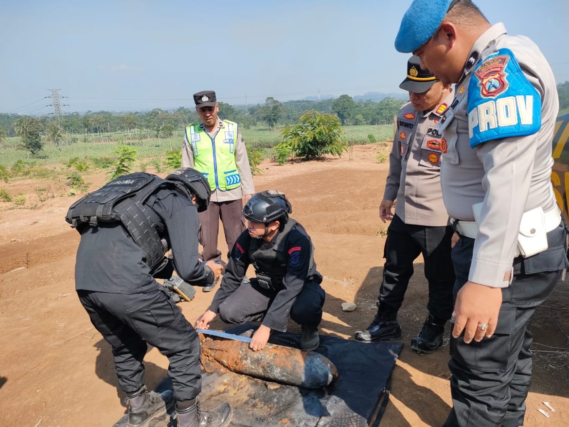Polisi Musnahkan Bom Pesawat Aktif Sisa Perang Dunia Temuan Warga di Malang