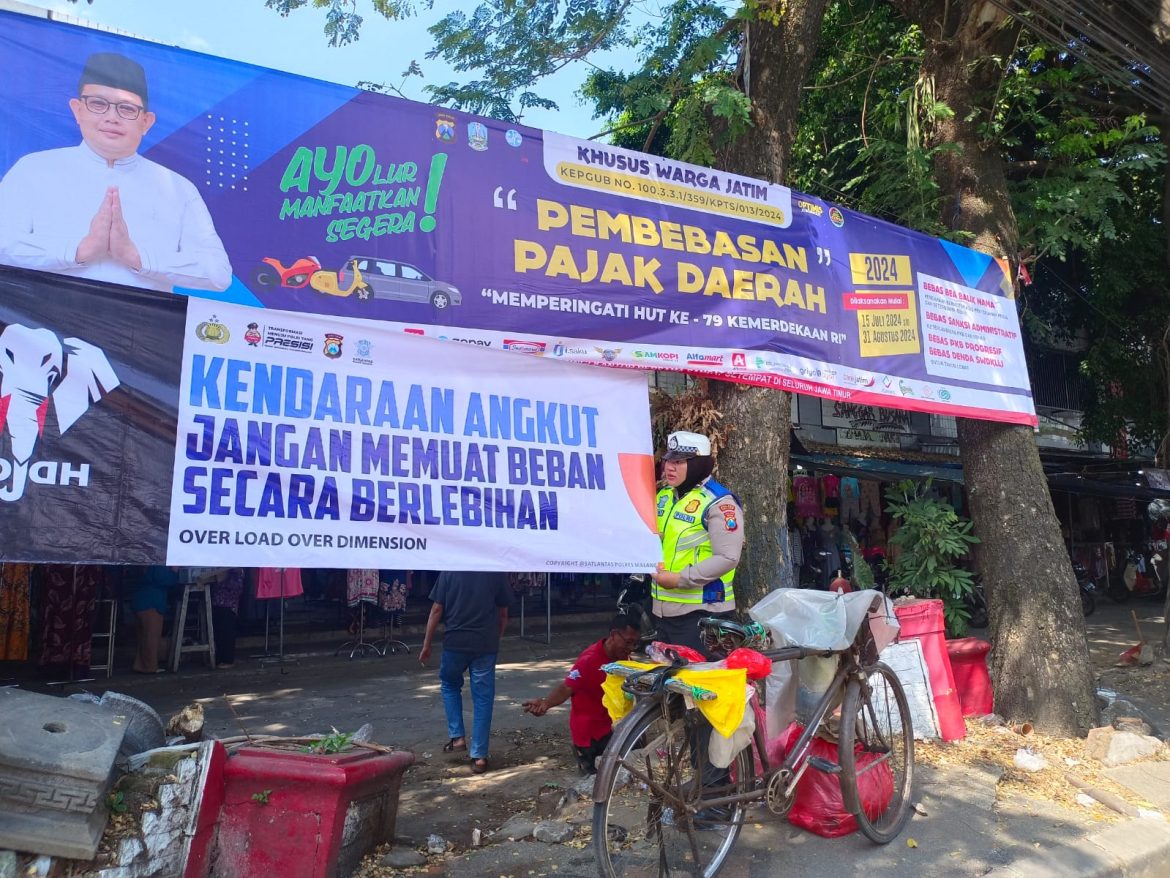 Satlantas Polres Malang Intensifkan Imbauan Melalui Pemasangan Spanduk dalam Operasi Patuh 2024