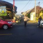 Berikan Pelayanan kepada Masyarakat Anggota Polsek Dampit membantu penyebrangan masyarakat