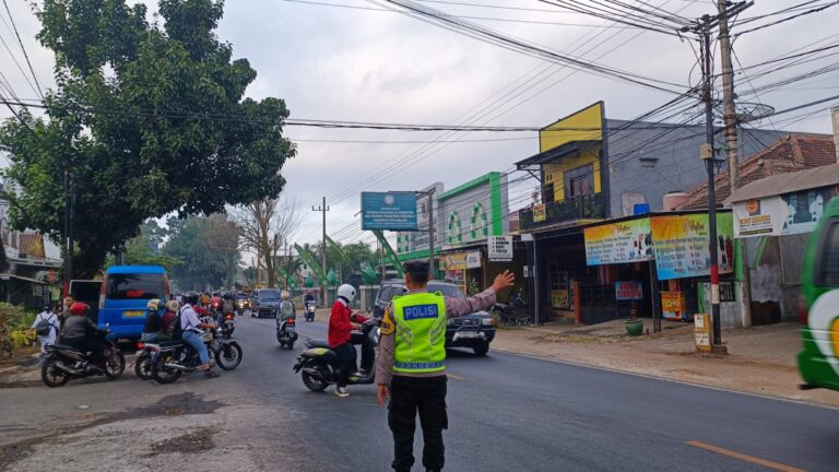 Anggota Polsek Kepanjen berikan Pelayanan Giat Poros Pagi di Persimpangan Wilayah Kecamatan Kepanjen