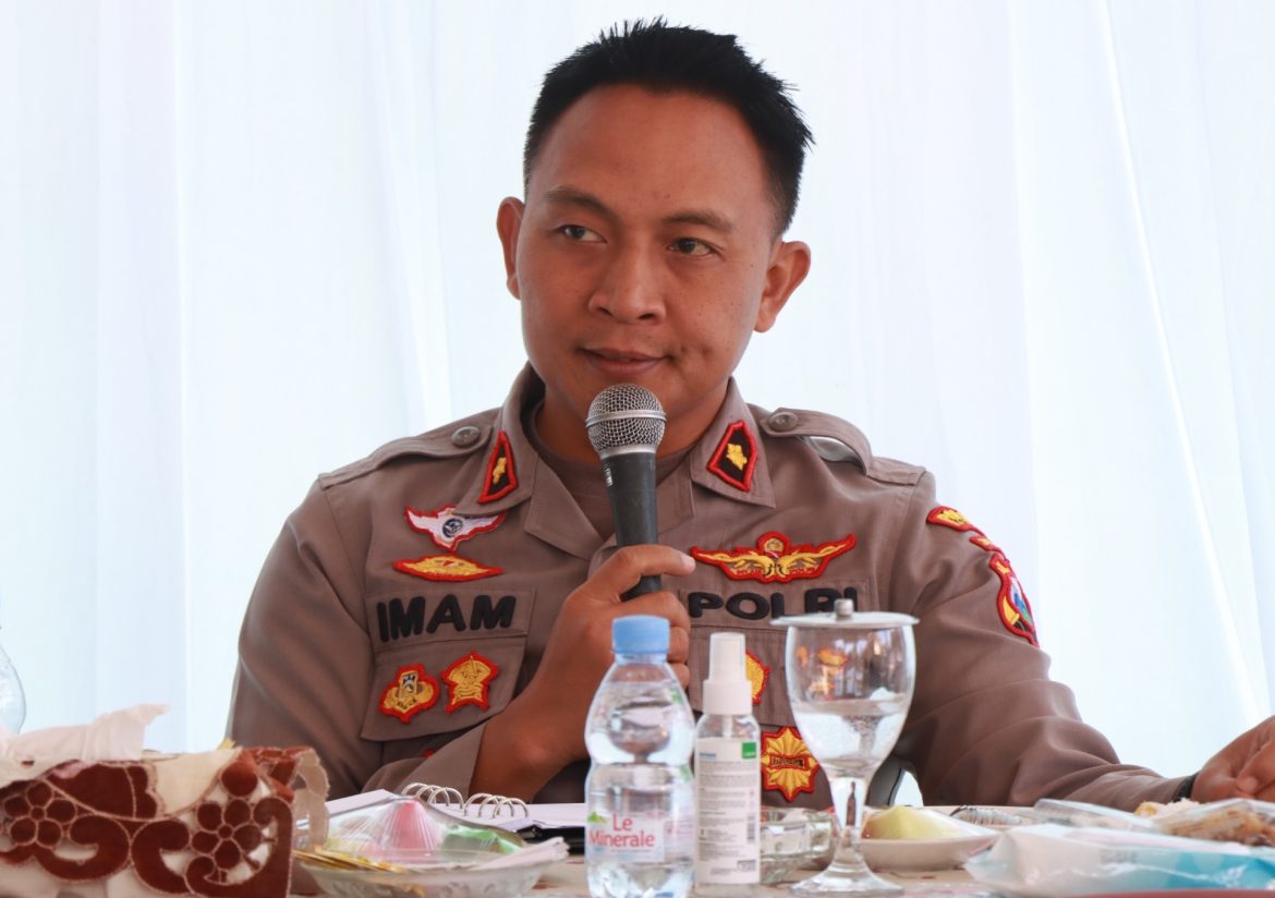 Polres Malang Intensifkan Forum Jumat Curhat Serap Aspirasi Masyarakat di Desa Peniwen Kromengan