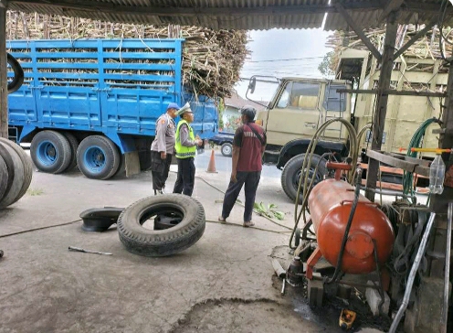 Iptu Eko Suwito Memberi Himbauan Kamtibmas Kepada Sopir Truk di Jalan Raya Talok Turen