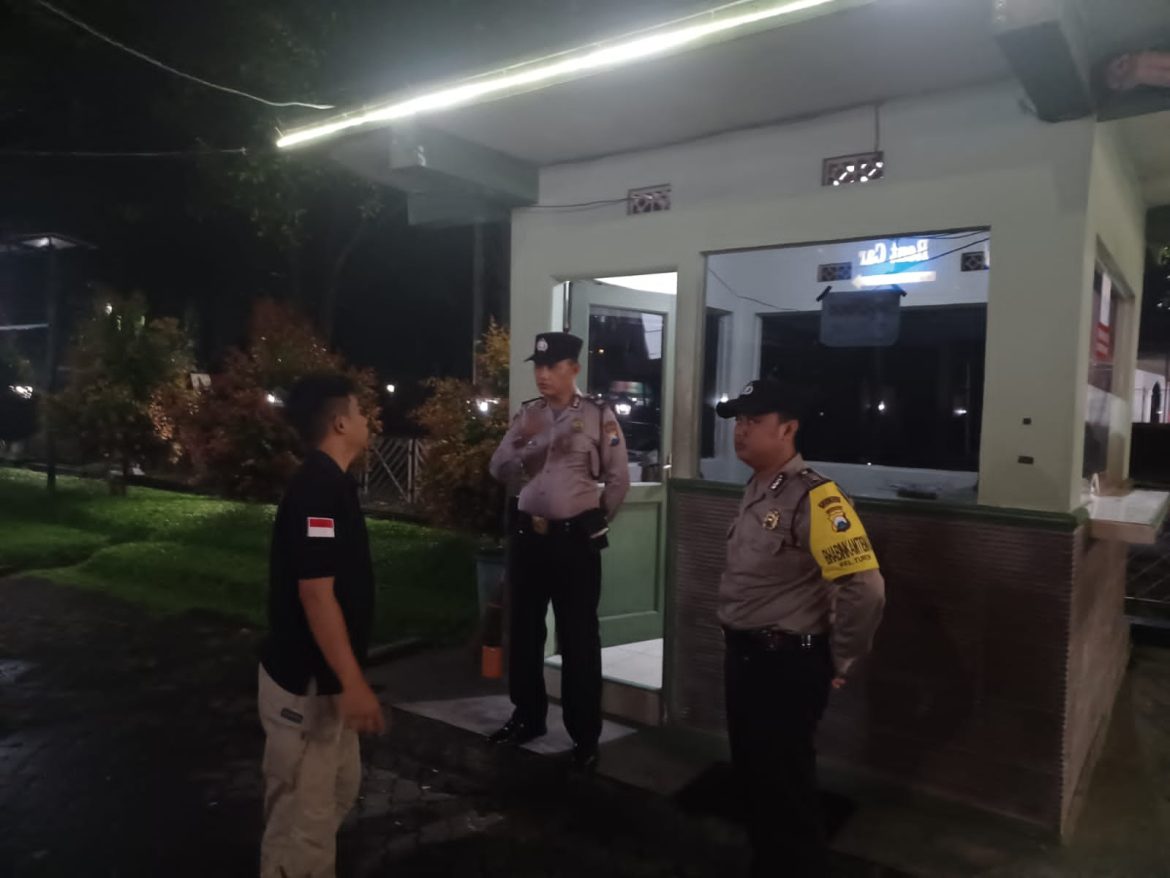 Unit Patroli Malam Hari Sambang Security Hotel Cakra Residence Turen Sampaikan Pesan Kamtibmas