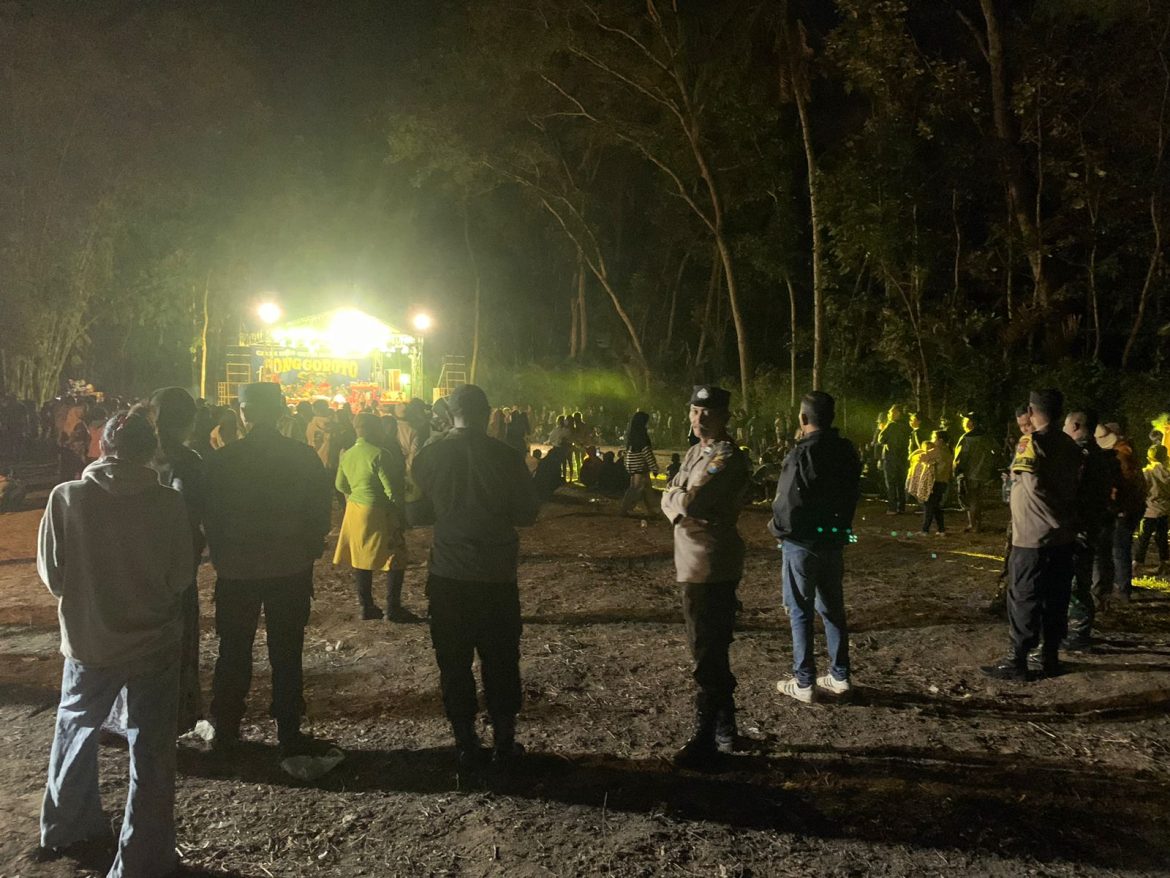 Sinergitas TNI – Polri  Ipda Zaeni Laksanakan Pengamanan Hiburan Masyarakat Bantengan Desa Gedog Wetan
