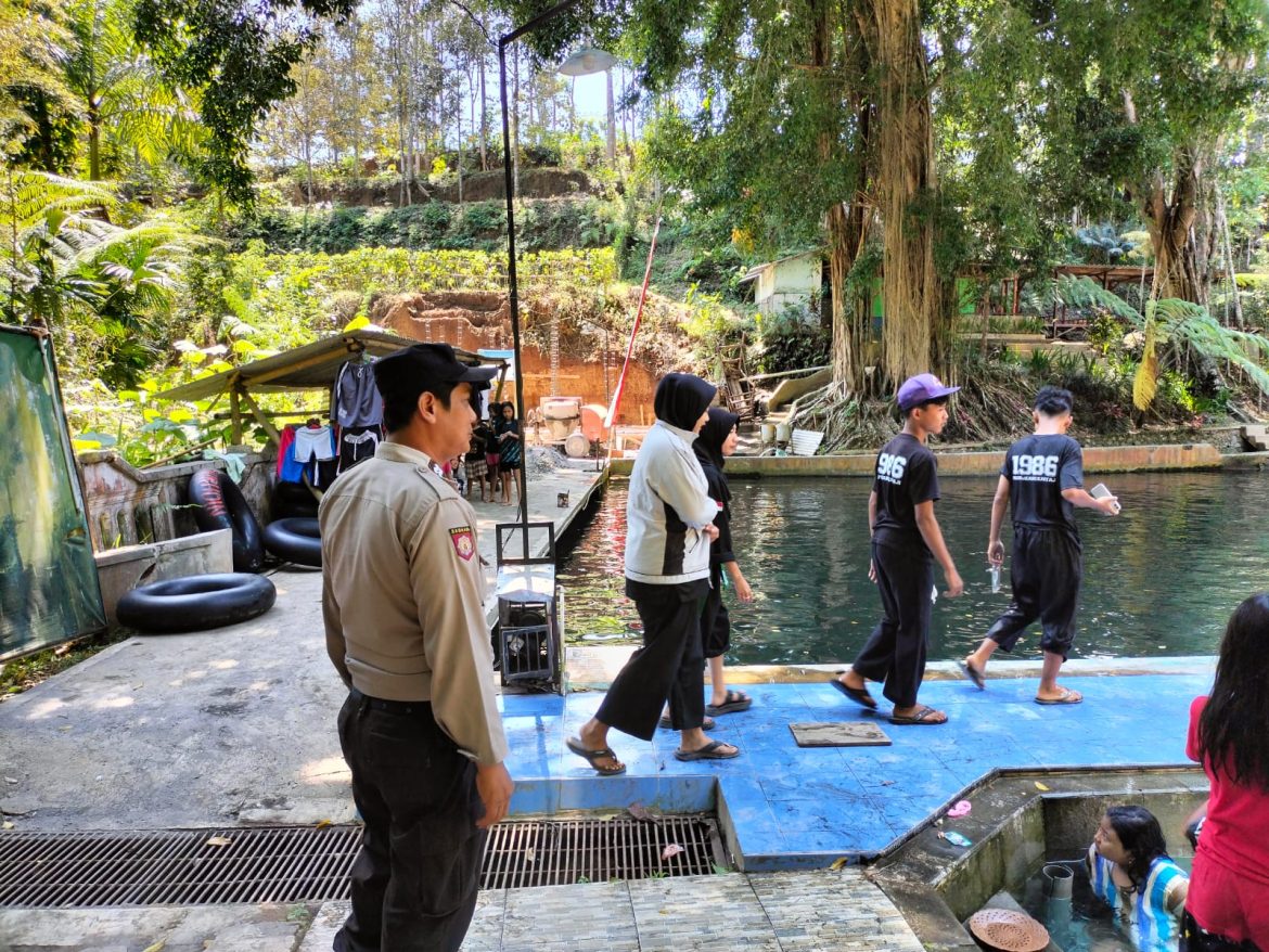 Berikan Rasa Aman Bagi Masyarakat, anggota Polsek Tajinan Laksanakan Patroli Wisata Sumber Jenon