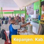 Briptu Deny Selaku Bhabinkamtibmas Polsek Kepanjen Laksanakan Pengamanan Penyaluran Bantuan Pangan Tahun 2024 di Kelurahan Penarukan