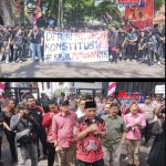 Ratusan Massa Aliansi Taktis Malang Raya Kepung DPRD Kota Malang Tolak Revisi UU Pilkada oleh DPR-RI