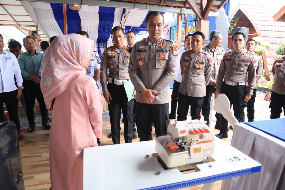 HUT Lalu Lintas Bhayangkara Polres Malang Salurkan Bantuan UMKM kepada Keluarga Korban Tragedi Kanjuruhan