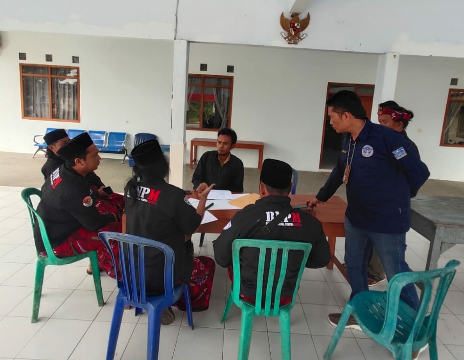 Penyerahan Berkas Putusan Pengadilan Oleh Ormas BNPM diKantor desa Sumberjati
