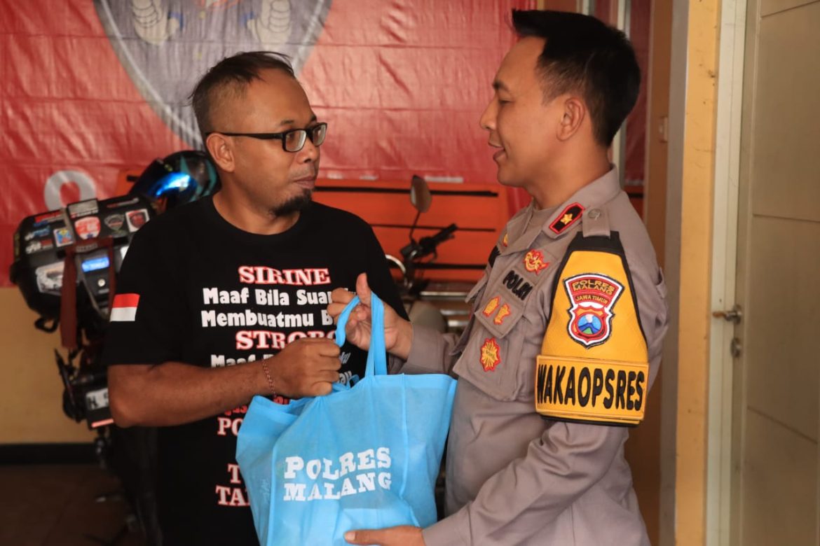Polres Malang Salurkan 500 Paket Sembako untuk Relawan Pengamanan Nataru