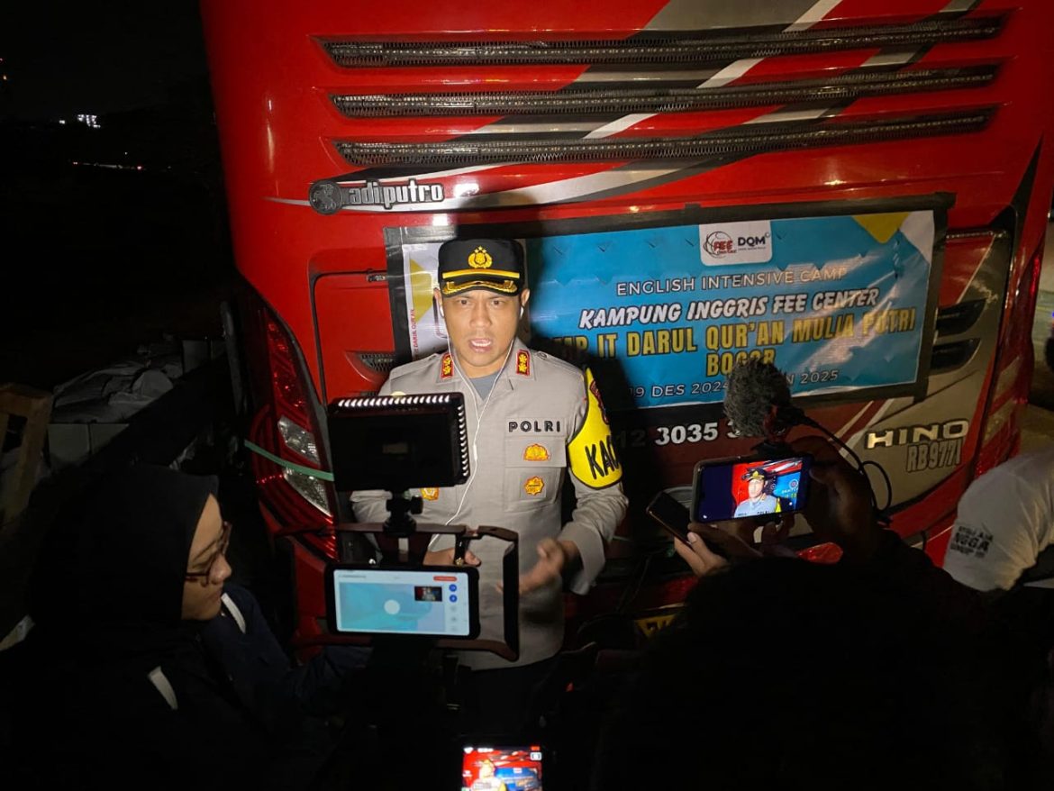 Polisi Evakuasi Bus Terguling di Tol Pandaan-Malang, Empat Orang Meninggal Dunia