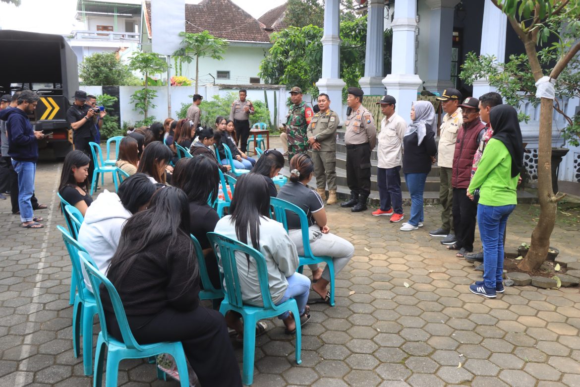 Resahkan Masyarakat, Aparat Gabungan Tertibkan Warung ‘Kopi Cetol’ di Gondanglegi