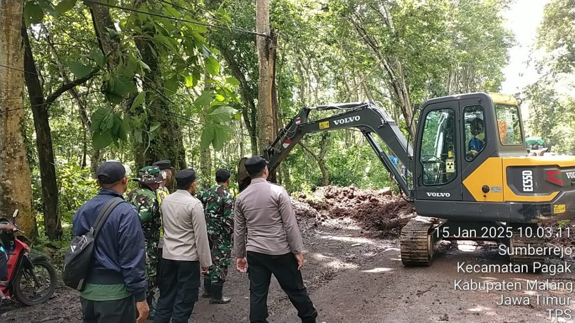 Respon Cepat Polsek Pagak Polres Malang Tangani Longsor di Gunung Geger
