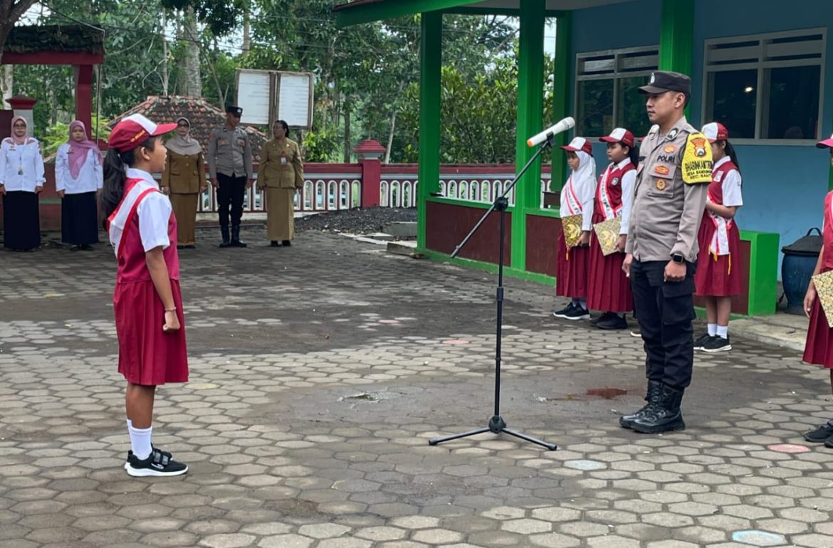 Bhabinkamtibmas Bandungrejo Polsek Bantur Pimpin Upacara di SDN 1 Bandungrejo