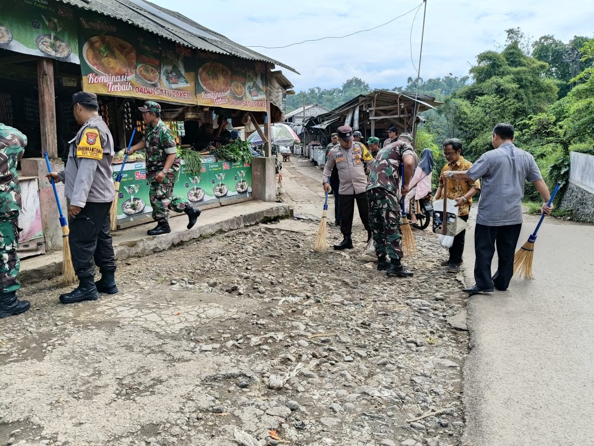 Polsek Wajak Gelar Sinergitas TNI POLRI dalam Program Jumat Bersih