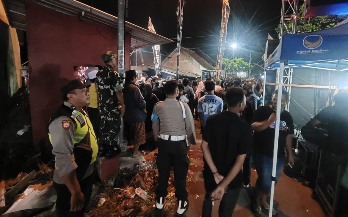 TNI Polri Lakukan Pengamanan Bantengan Di Desa Banjarejo Berlangsung Aman Hingga Temgah Malam